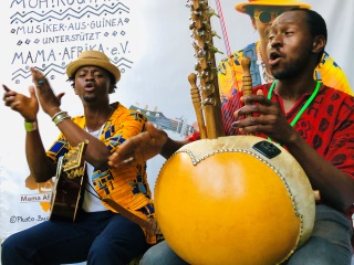 Moh! & Abdoulaye Kouyate unplugged am „Mama Afrika“ Pavillon, © Bugs Steffen